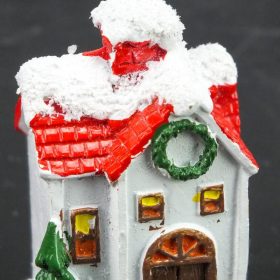 Kerámia havas fehér házikó fenyővel