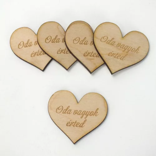 Natúr fa - " Oda vagyok érted" gravírozott szív 4x4,5cm 5db/csomag