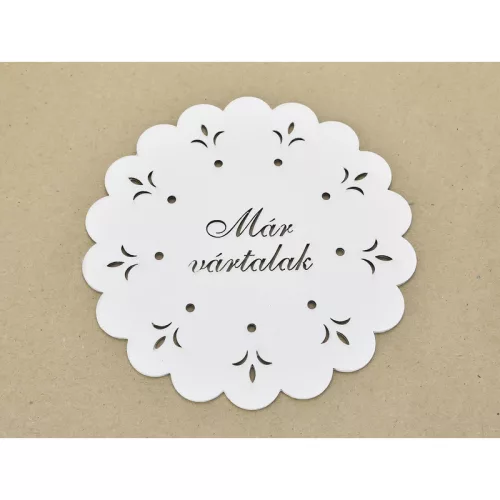 Díszes "Már vártalak" tábla koszorúra fehér 18cm