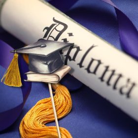   Nyomtatott fa tábla - Diplomaosztó kalap arany bojttal 11,8cm