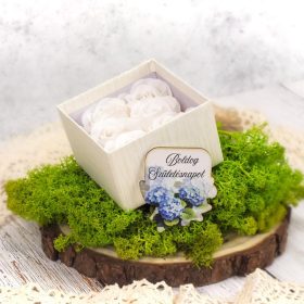   Fehér doboz fehér szappanrózsával Boldog születésnapot kék