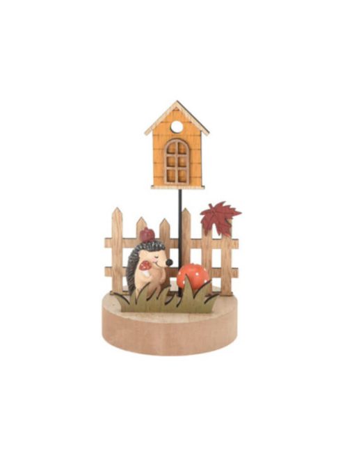 Őszi dekorációs figura (álló süni narancssárga gombával fa hengeren kerítéssel és házikóval)