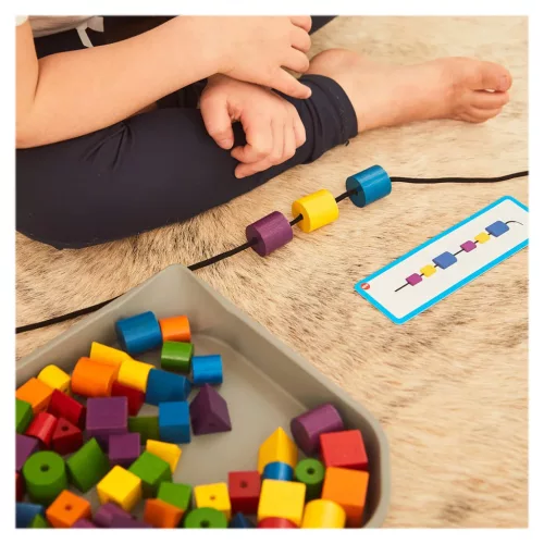 Fűzőjáték gyöngyökkel és mintákkal