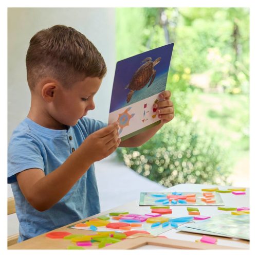 Tangram, színes áttetsző darabokkal, 250 db.