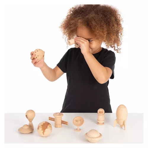 Space Adventure, fából készült figurákkal