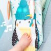 Taf Toys játék autóba Penguin Play and Kick Car Toy zenélõ pingvin 12955|0605566129556